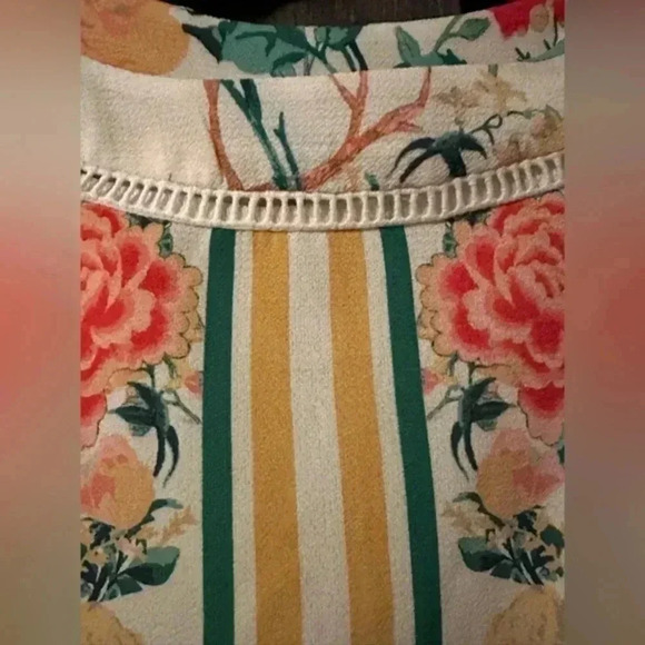 BNWT Tie-back Floral Top - Picture 7 of 7